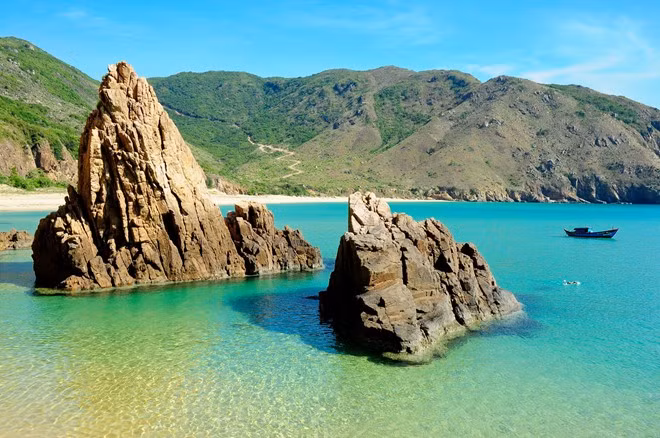 Bãi tắm Kỳ Co nằm dưới chân dãy núi Phương Mai thuộc xã bán đảo Nhơn Lý, TP Quy Nhơn, đẹp tựa một bức tranh nên thơ và hùng vĩ. Làn nước xanh và trong vắt. Đây là một trong những điểm đến mới của dân phượt.