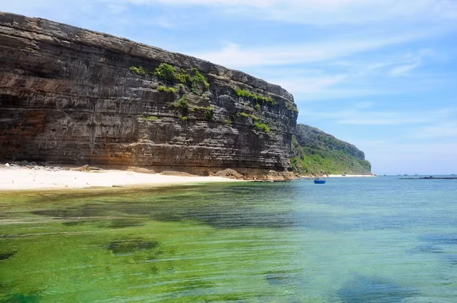 Lý Sơn trước đây được gọi là cù lao Ré mà theo cách lý giải của dân gian là “cù lao có nhiều cây ré”. Đây là huyện đảo duy nhất của Quảng Ngãi, nằm về phía đông bắc, cách đất liền 15 hải lý. Hòn đảo là vết tích còn lại của một núi lửa 5 miệng, được hình thành cách đây 25-30 triệu năm. Gần đây nhiều người đã biết đến Lý Sơn, nhưng nơi đây vẫn còn nhiều hoang sơ thú vị.