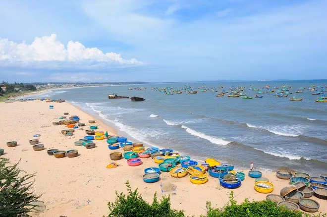 Gành Son thuộc xã Chí Công, huyện Tuy Phong, tỉnh Bình Thuận, cách TP Phan Thiết khoảng 80 km về phía bắc. Điều thú vị là bên cạnh bãi biển còn có những ngọn đồi hay gành có màu đỏ (màu son) rất đặc sắc. Những dãy, hang núi cũng mang nhiều hình thù màu sắc lạ mắt. Màu đỏ của đá, màu xanh của biển như hòa lẫn vào nhau, tạo nên một sắc thái hài hòa, vừa gần, vừa xa, vừa hư lại vừa thực...