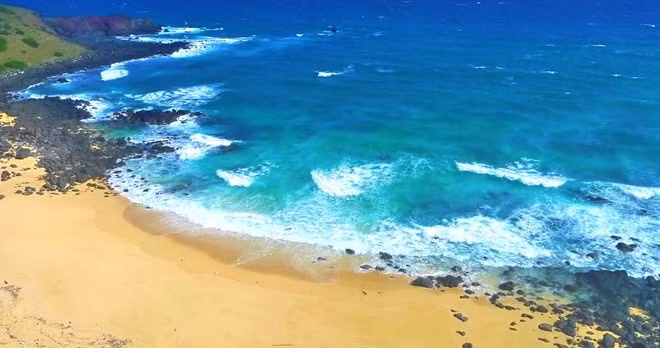 Nằm ngoài khơi Bình Thuận , đảo Phú Quý hay Cù lao Thu là nơi còn cực kỳ hoang sơ với dân du lịch, do còn khó đi, ít tàu bè, biển thường động mạnh. Đảo được hình thành từ núi lửa phun trào nên cảnh vật đa dạng với nhiều gềnh đá cao chen lẫn những bãi biển nhờ tuyệt đẹp. Ảnh: Hải An.