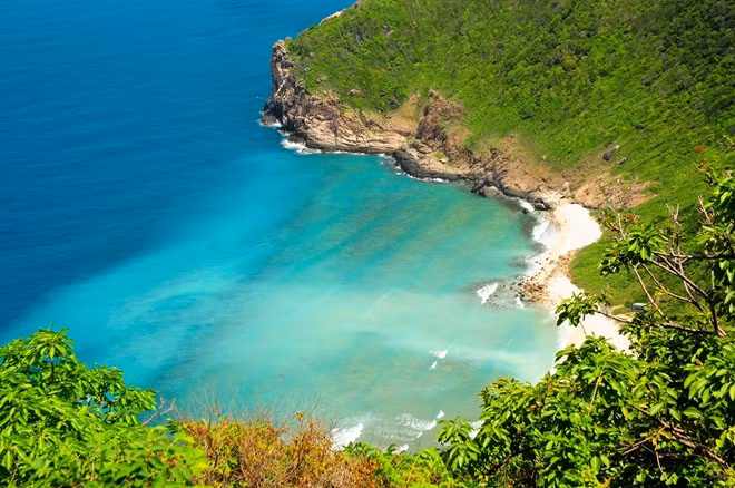 Hòn Bảy Cạnh thuộc Côn Đảo, Bà Rịa - Vũng Tàu. Những bãi biển ở đây tuyệt đẹp và cực kỳ hoang sơ. Đây còn là nơi tổ chức Thiên nhiên Quốc tế (IUCN) chọn làm nơi bảo tồn loài rùa biển quý hiếm và hàng năm có chương trình tuyển tình nguyện viên chăm sóc rùa.