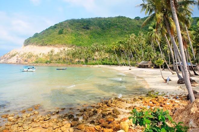 Bãi cây Mến thuộc quần đảo Nam Du, Kiên Giang quyến rũ với những hàng dừa tuyệt đẹp. Đây là nơi dân phượt chọn là điểm phải khám phá trong năm 2014.