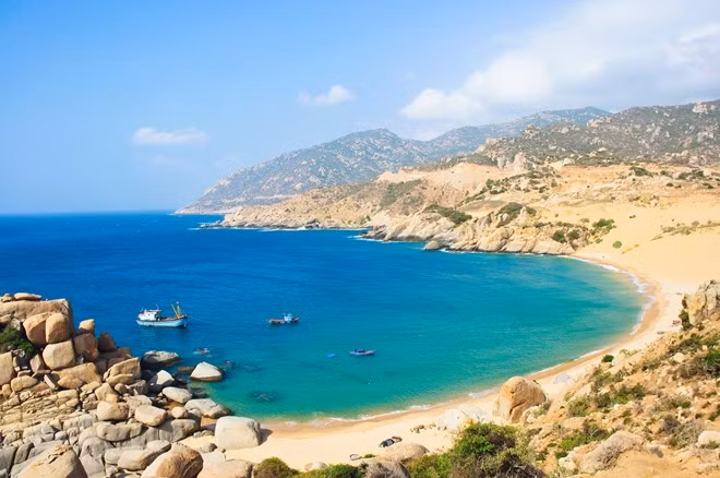 Biển Mũi Dinh thuộc làng Sơn Hải, xã Phước Dinh, huyện Thuận Nam, tỉnh Ninh Thuận, chỉ cách biển Cà Ná một vòng cung núi, cách Phan Rang chưa đầy 40 km về phía nam. Tại đây có hải đăng Mũi Dinh. Đây thường là nơi tránh bão của ghe tàu khi chạy vào Phú Quý, Bình Thuận.