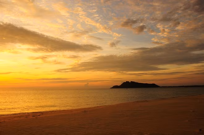 Bãi biển Từ Nham nằm trên địa bàn xã Xuân Thịnh, huyện Sông Cầu, tỉnh Phú Yên - cách quốc lộ 1A khoảng 7 km về phía đông. Bãi biển hoang sơ này dài khoảng 8 km, có hình cánh cung hoàn chỉnh với 2 đầu là hai "quả chùy": núi Vĩnh Hòa (phía bắc) và núi - mũi Ông Diên (phía nam). Đối diện biển là những đồi cát đầy cây bụi hoang sơ.