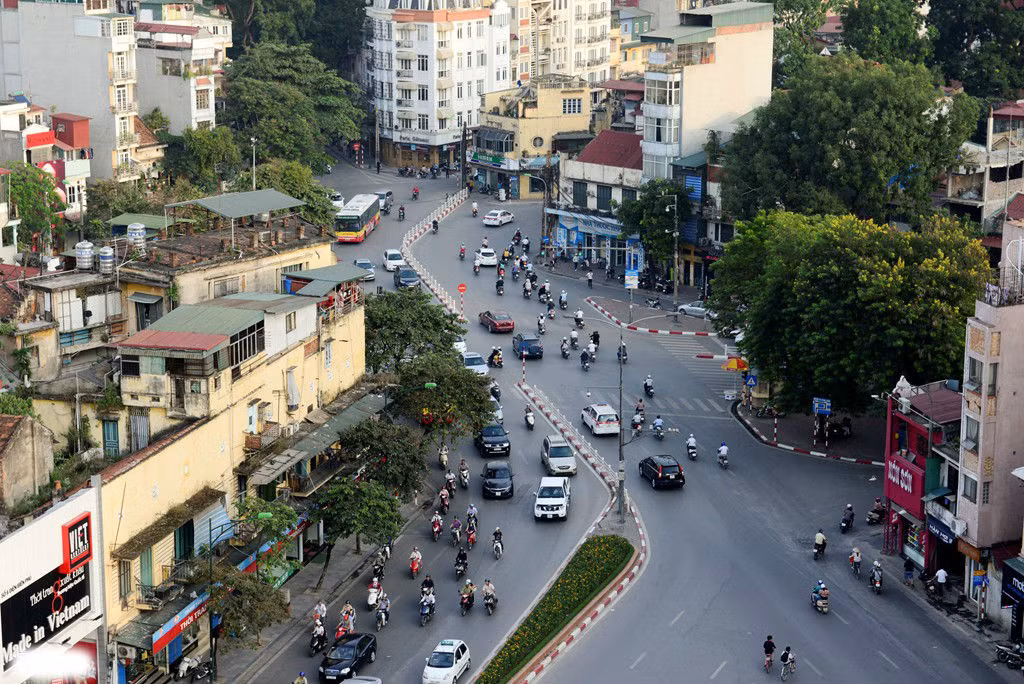 2. Đoàn diễu hành thứ nhất sau khi đi qua phố Nguyễn Thái Học sẽ tiến về ngã 7 Cửa Nam vào phố Tràng Thi. Đây cũng là một trong các địa điểm người dân có thể chiêm ngưỡng rõ khí thế hào hùng của lực lượng vũ trang Việt Nam trong ngày độc lập.