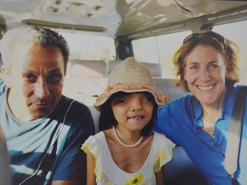 Bé Ly cùng hai nhà nhiếp ảnh gia Ed Kashi và Catherine