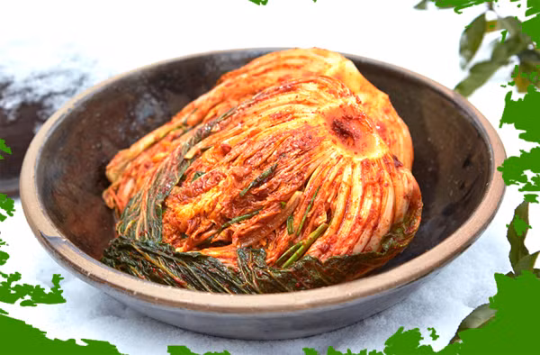 Baechu-kimchi (kim chi cải thảo): Là loại kim chi Hàn Quốc thường được làm vào mùa đông bằng cách ướp đầy nguyên các nguyên liệu đã được chuẩn bị sẵn vào những lớp lá cải thảo đã được ngâm muối sau đó bảo quản trong chum vại hoặc hộp kín.
