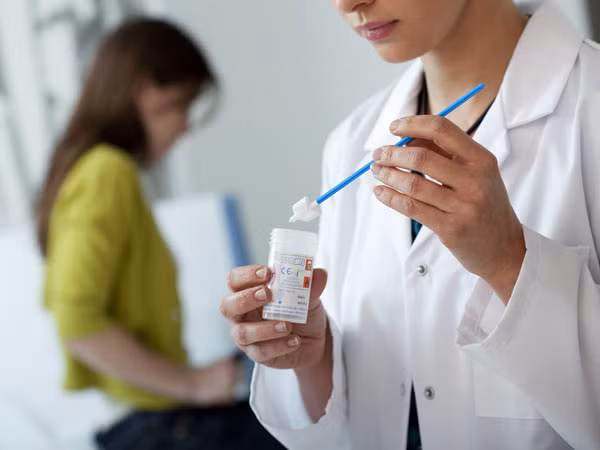 Xét nghiệm phết tế bào: Xét nghiệm phết tế bào sẽ xác định được liệu bạn có bị bất kỳ bệnh nhiễm trùng nấm men hay những bất thường của tế bào trong khu vực âm đạo hoặc cổ tử cung hay không.