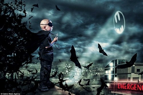 "Những đứa trẻ mạnh mẽ và can đảm thực sự là nguồn cảm hứng tuyệt vời, chúng đẹp hoàn hảo trong từng bức ảnh”, nhiếp ảnh gia Jonathan chia sẻ. Ethan, cậu nhóc có bệnh hiểm nghèo muốn được làm cả bác sĩ và người dơi.