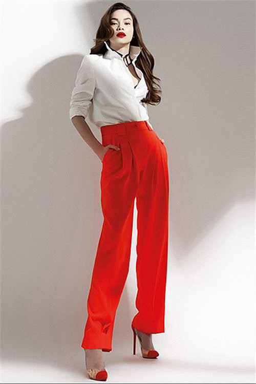 Style dựng cổ vốn bắt nguồn từ phong cách của nam giới, thể hiện sự nam tính, phong trần, mạnh mẽ của đấng mày râu nhưng sau đó, nó đã được hòa nhập cùng thời trang dành cho phái đẹp khi mà xã hội ngày càng tự hơn hơn để nữ quyền khẳng định vị thế của mình trong mọi lĩnh vực.