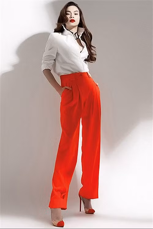 Style dựng cổ vốn bắt nguồn từ phong cách của nam giới, thể hiện sự nam tính, phong trần, mạnh mẽ của đấng mày râu nhưng sau đó, nó đã được hòa nhập cùng thời trang dành cho phái đẹp khi mà xã hội ngày càng tự hơn hơn để nữ quyền khẳng định vị thế của mình trong mọi lĩnh vực.