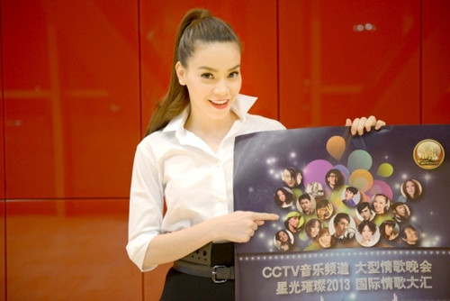 Sơ mi dựng cổ còn giúp dáng người trông thanh thoát, cáo ráo hơn