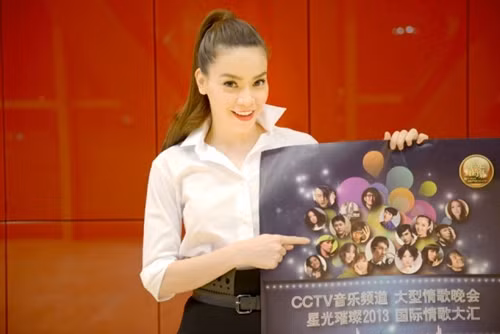 Sơ mi dựng cổ còn giúp dáng người trông thanh thoát, cáo ráo hơn