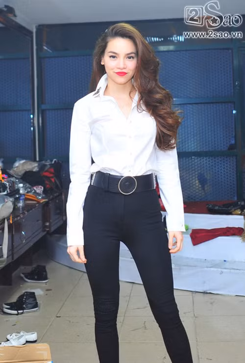 Hồ Ngọc Hà rất khéo trong cách biến hóa phong cách cho chiếc sơ mi cổ điển này. Có thể thấy, cô thường kết hợp nó với một chiếc vòng cổ để tạo điểm nhấn khi phối cùng quần, chân váy màu đen để làm nổi bật phong cách thanh lịch. Nhưng có một style để lại ấn tượng mạnh nhất, cá tính nhất mà bà mẹ một con vẫn ứng dụng trong thời gian qua, đó là style "sơ mi cổ dựng".