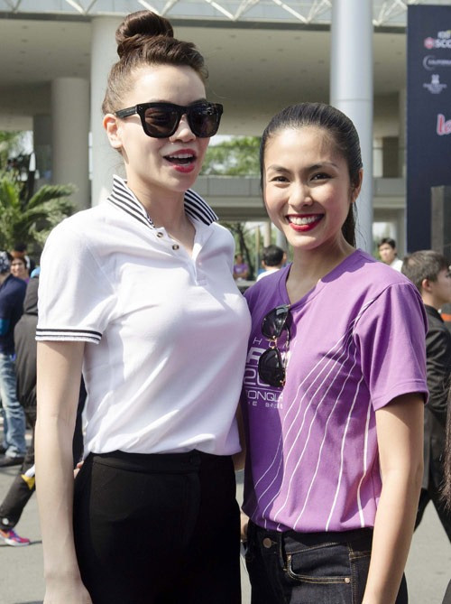 Ngay cả khi mặc áo thun có cổ, người đẹp cũng dựng cổ áo rất nam tính