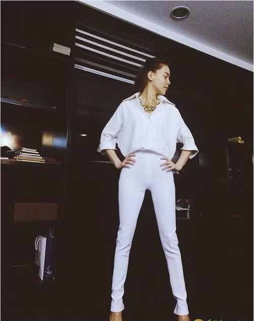 Khi mặc áo sơ mi trắng, nữ ca sĩ thường chọn cho mình phong cách menswear, kết hợp với quần da, quần ống rộng hay quần ống suông. Đặc biệt, bằng cách dựng đứng phần cổ áo lên, diện mạo của cô trở nên cá tính hơn nhiều.