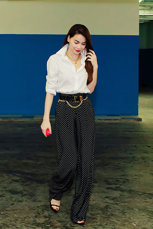 Áo sơ mi là trang phục yêu thích của nữ ca sĩ Hồ Ngọc Hà, đặc biệt là sơ mi trắng. Bà mẹ một con kết hợp rất linh hoạt để mặc áo sơ mi cổ đức truyền thống khi dạo phố, dự tiệc và thậm chí là trình diễn trên sân khấu âm nhạc.