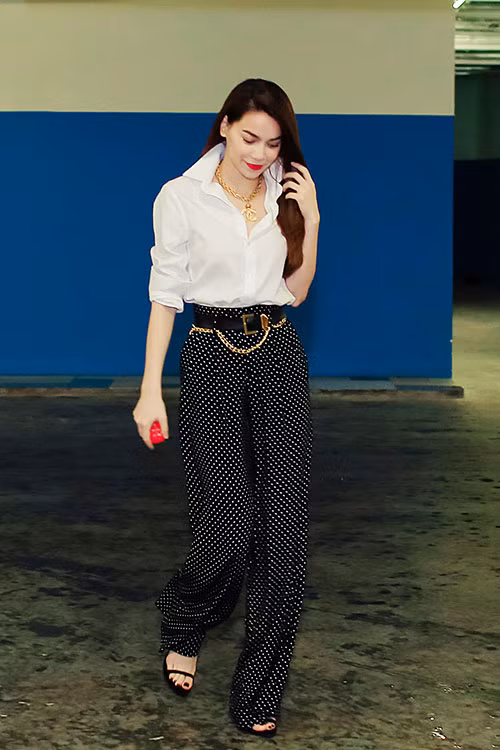 Áo sơ mi là trang phục yêu thích của nữ ca sĩ Hồ Ngọc Hà, đặc biệt là sơ mi trắng. Bà mẹ một con kết hợp rất linh hoạt để mặc áo sơ mi cổ đức truyền thống khi dạo phố, dự tiệc và thậm chí là trình diễn trên sân khấu âm nhạc.