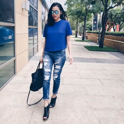 Hà Tăng khoe vẻ trẻ trung với kiểu quần jeans boyfriend rách rất được khen ngợi.