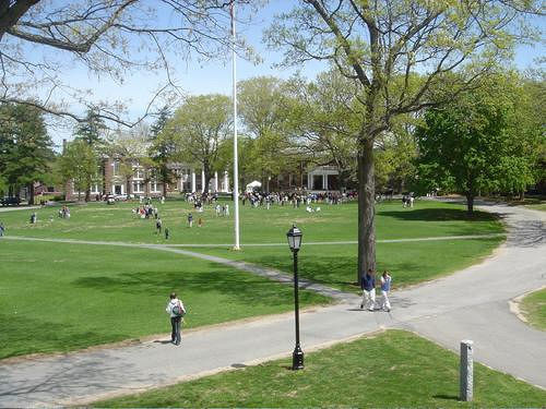 8. Middlesex School Địa điểm: Concord, Massachusetts Học phí và các khoản phí năm học 2015-2016: 46.165 USD Trong 5 năm học qua, có ít nhất 10 học sinh của trường Middlesex trúng tuyển vào các trường đại học hàng đầu của Mỹ như Columbia, Harvard, NYU, Đại học Chicago... 