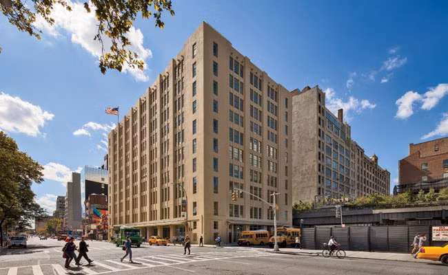 3. Avenues: The World School Địa điểm: New York, New York Học phí và các khoản phí năm học 2015-2016: 47.650 USD Được tờ New York Times gọi là “trường học tốt nhất mà tiền có thể mua được”, trường Avenues đi vào hoạt động từ năm 2012, trở thành một cơ sở giáo dục cao cấp mà ở đó, cha mẹ học sinh trở thành một phần trong quy trình giáo dục. Trường này đã có khoảng 20 cơ sở trên thế giới để học sinh có thể dễ dàng di chuyển từ cơ sở này sang cơ sở khác khi cha mẹ chuyển nơi làm việc. 