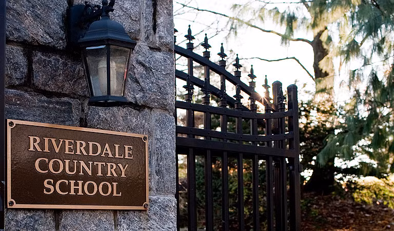 5. Riverdale Country School Địa điểm: Bronx, New York Học phí và các khoản phí năm học 2015-2016: 46.600 USD Riverdale Country là thành viên đi đầu trong Liên minh Các trường học xanh, liên minh có mục tiêu phát triển các sáng kiến về phát triển bền vững trong các trường học trên thế giới. Học sinh của trường này được khuyến khích tham gia vào các dự án nghiên cứu và thúc đẩy phát triển bền vững. 