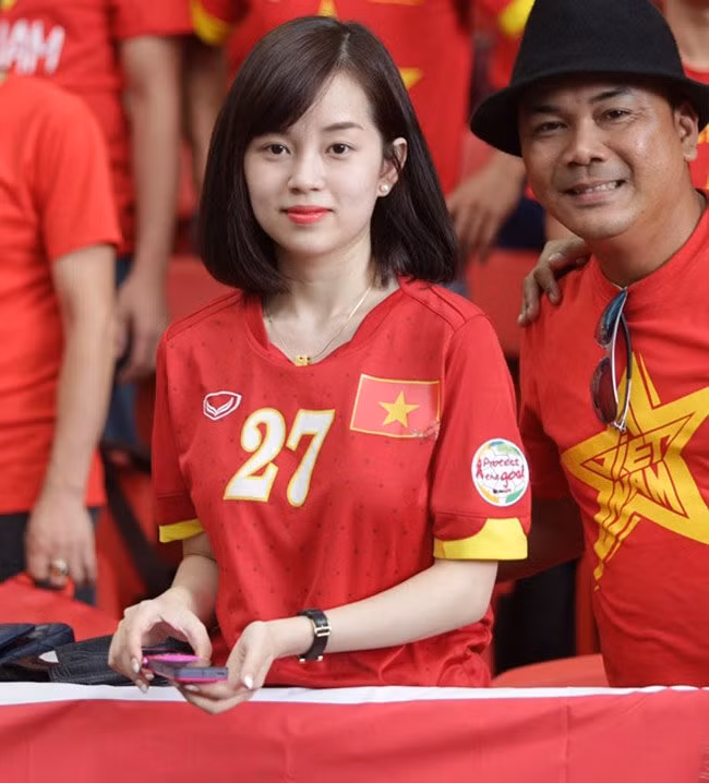 Nhưng mới đây, Ly kute bất ngờ chia sẻ trên trang Facebook cá nhân khẳng định cặp đôi đã chia tay. Lý do chia tay mà Ly kute đưa ra là do họ không thể dung hòa mối quan hệ. Cô nàng buồn bã chia sẻ rằng, cả hai chấp nhận sự sắp đặt của số phận, chia tay là do "duyên mỏng chứ không phải tình không sâu".