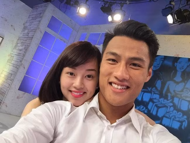 Người tình gần đây nhất của Mạc Hồng Quân là Khánh Ly (biệt danh Ly kute), cô nàng từng đóng phim "Nhật ký Vàng Anh".