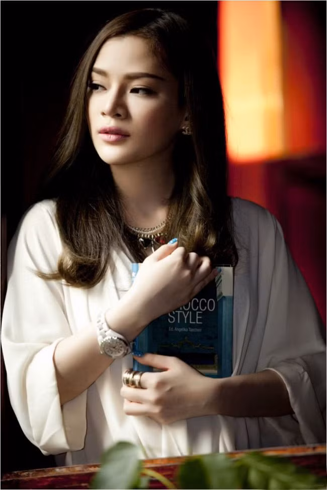 Nancy Nguyễn là người mẫu Sài thành sở hữu vẻ đẹp rất Tây. Cô và cầu thủ Mạc Hồng Quân trúng phải "tiếng sét ái tình" ngay trong lần gặp đầu tiên.