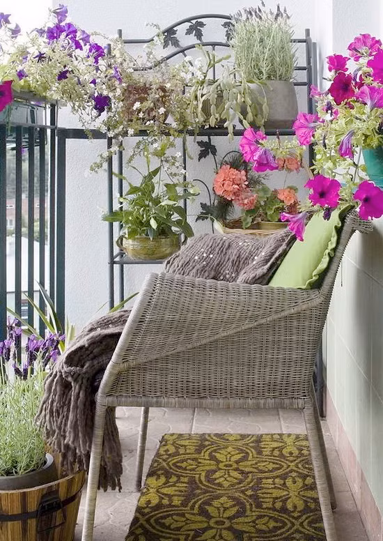 Chỉ cần sự góp mặt của những chiếc gối nhỏ với màu sắc ngọt ngào và những bông hoa rực rỡ cũng đủ để mang lại cảm hứng cho hiên nhà, tạo nên một chốn riêng tư rất thật cho mọi người.