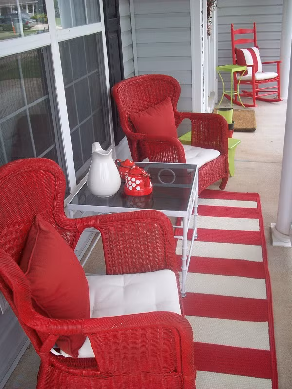 Hơi ấm cho mùa đông: Đông về mang theo những cơn gió lạnh buốt tràn vào hiên nhà, vì vậy bạn không nên sử dụng sắc trắng và ghi ở không gian này vì như vậy càng khiến cho không gian trở nên lạnh lẽo hơn mà thôi.