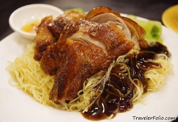 Mì gà rô ti, tên là vậy nhưng phần gà tại đây giống gà chiên bởi phần da giòn tan hơn là cách chế biến rô ti như thường thấy. Ảnh: Travelerfolia.