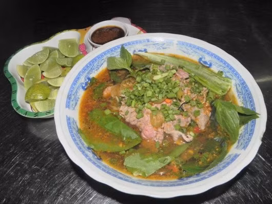 Mì nai sa tế là một trong những món ăn của người Tiều. Một tô mì được chế biến công phu từ khâu nấu nước dùng đến dọn cho khách, quan trọng nhất là kỹ thuật chần thịt nai.