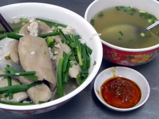 Mì cật: Quán mì cật nổi tiếng nhất của Sài Gòn nằm trên đường Trương Định. Điểm nhấn của món ăn chính là những miếng cật được xử lý hết mùi vị có vị sần sật lạ miệng.