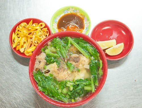 Mì sủi cảo Hà Tôn Quyền: Con đường nhỏ Hà Tôn Quyền trong Chợ Lớn có lẽ đã định danh với món mì sủi cảo. Món mì ngon này có hai điểm nhấn. Một là miếng mực khô được ngâm, tẩm có độ nở, mềm, sần sật. Hai là nước lèo trong vắt loáng lớp béo mỏng ngọt lịm, thơm lừng.