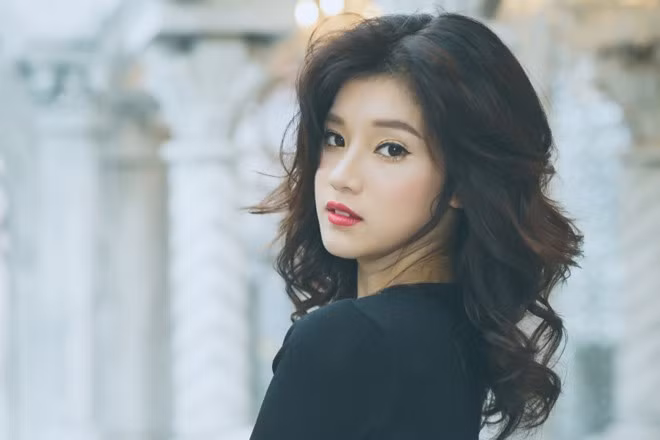 Mới đây, Hoàng Yến Chibi đã đăng tải bộ ảnh mới do chính mình tự tay làm stylist. Theo hot girl, bộ ảnh là món quà mà cô muốn dành tặng người hâm mộ sau khi đạt giải quán quân cuộc thi Tôi là diễn viên.