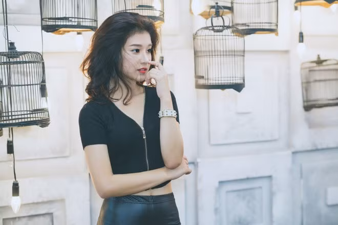 Bộ ảnh mới của hot girl Hoàng Yến Chibi được thực hiện chớp nhoáng trong vòng 30 phút. Cô muốn thay đổi sang một phong cách khác để khán giả không cảm thấy chán với hình ảnh một Hoàng Yến lúc nào cũng nữ tính và nhí nhảnh như thường thấy.