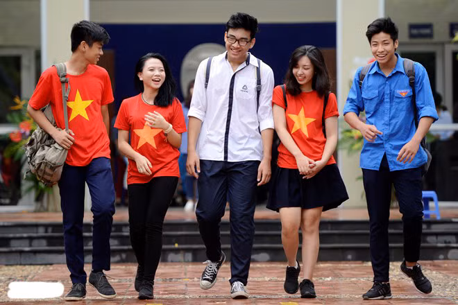 Những cô gái, chàng trai khoe sắc trong chiếc áo đem lại bản sắc riêng cho ngôi trường đang theo học.