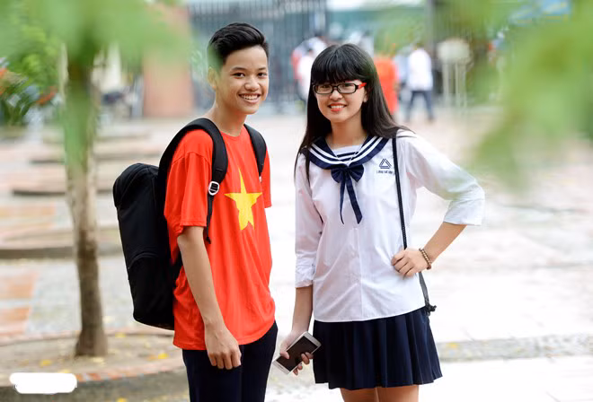 Không chỉ được biết đến qua những thành tích nổi bật và quy định đổi mới dành cho học sinh thời hiện đại, trường THPT Dân lập Lương Thế Vinh còn gây ấn tượng bởi đồng phục thủy thủ và cờ đỏ sao vàng, thể hiện tình yêu quê hương, biển đảo Tổ quốc. Đây hiện là hai mẫu đồng phục chính của học sinh toàn trường.