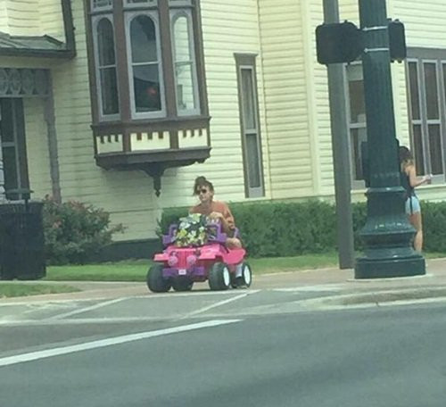 Với việc cưỡi ô tô đồ chơi đi học này, không một cảnh sát nào có thể áp dụng các điều luật về giao thông đối với Tara.