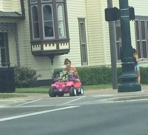 Với việc cưỡi ô tô đồ chơi đi học này, không một cảnh sát nào có thể áp dụng các điều luật về giao thông đối với Tara.