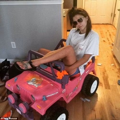 Tuy nhiên, trái với suy nghĩ của nhiều người rằng, cô nàng sẽ phải hối hận hoặc ít nhất sẽ buồn bã, tức giận vì bị thu hồi phương tiện cùng giấy phép lái xe. Tara không hề nao núng. Ngay sau khi bị bố tịch thu xe, cô nàng lên mạng và mua ngay cho mình một chiếc xe jeep đồ chơi dành cho trẻ con màu hồng cực kỳ nổi bật trị giá 60 USD (khoảng 1,3 triệu đồng Việt Nam) và dùng nó để di chuyển quanh khu vực trường học của mình.