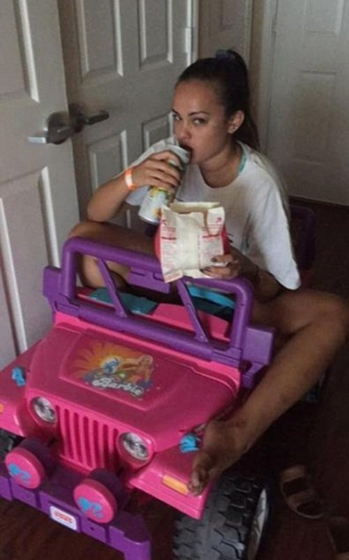 Chiếc xe hoạt động bằng pin và di chuyển khá chậm, chỉ 5km/h. Tuy nhiên, Tara cực kỳ hài lòng về phương tiện giao thông mới này của mình.