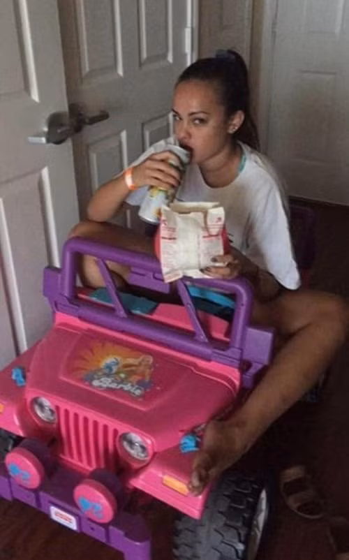 Chiếc xe hoạt động bằng pin và di chuyển khá chậm, chỉ 5km/h. Tuy nhiên, Tara cực kỳ hài lòng về phương tiện giao thông mới này của mình.