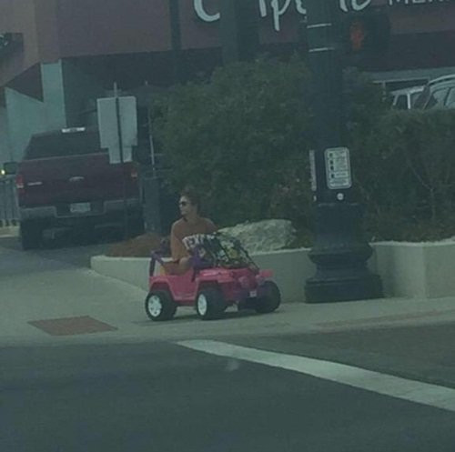 Lúc đầu bạn bè của Tara cũng rất bất ngờ và đều bật cười khi cô nàng phải ngồi bó gối trong chiếc xe tý hon nhưng lâu dần họ cũng thấy thú vị. Rất nhiều người đã chụp ảnh của Tara và đăng tải lên mạng, khiến cô càng trở nên nổi tiếng. Chia sẻ về sự nổi tiếng chớp nhoáng này, Tara nói: “Về cơ bản, đây là điều hay ho nhất là tôi đã làm trong khi học đại học, những người chưa biết tôi có thể bị sốc nhưng bạn bè tôi đã quá quen với hình ảnh này, tôi dùng nó để di chuyển khắp mọi nơi”.