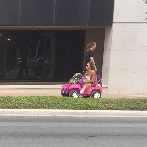 Cô nàng thậm chí còn gọi yêu chiếc xe mới của mình là “Charlene”, theo tên của cô bé bán xe cho Tara.