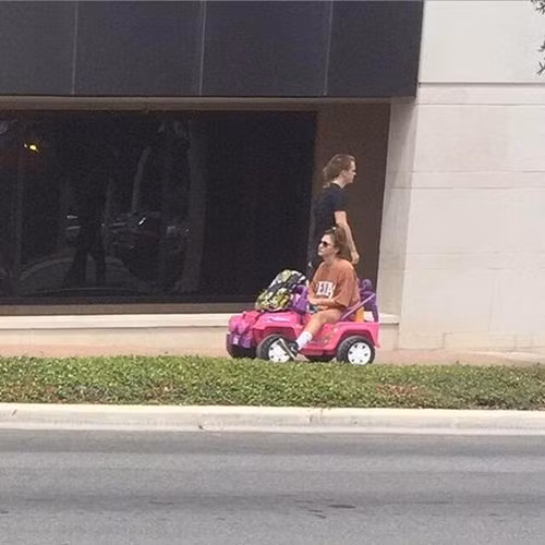 Cô nàng thậm chí còn gọi yêu chiếc xe mới của mình là “Charlene”, theo tên của cô bé bán xe cho Tara.