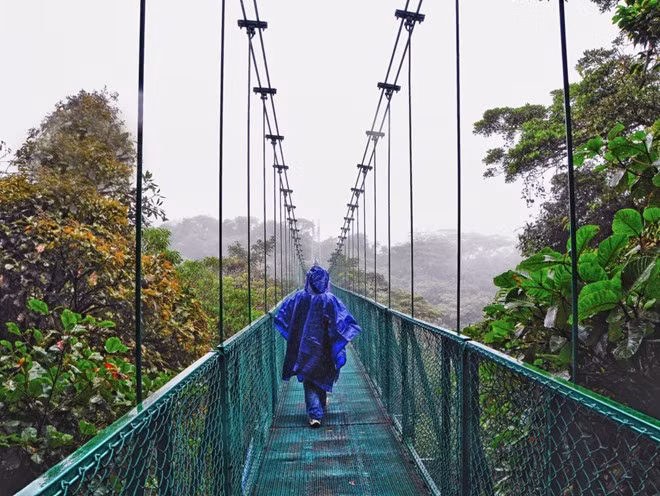 Người dân Costa Rica sống hạnh phúc, bền vững. Đây cũng là nơi lý tưởng cho những trải nghiệm tuyệt vời như thể thao dưới nước, trượt cáp, tham quan khu Cloud Forest nổi tiếng.
