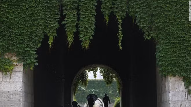 Trong quá khứ, tường thành là giới hạn, nơi kết thúc của một thành phố. Giờ đây, thành nhà Minh là điểm khởi đầu của văn hóa Nam Kinh, gợi nhắc lịch sử đầy biến động của thành phố cổ kính này.