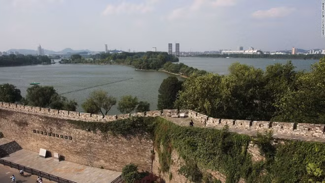 Thả bộ dọc tường thành, du khách có thể ngắm nhìn hồ Xuanwu giữa cây cối xanh mướt. Đây là một hồ trữ nước ở trung tâm Nam Kinh.